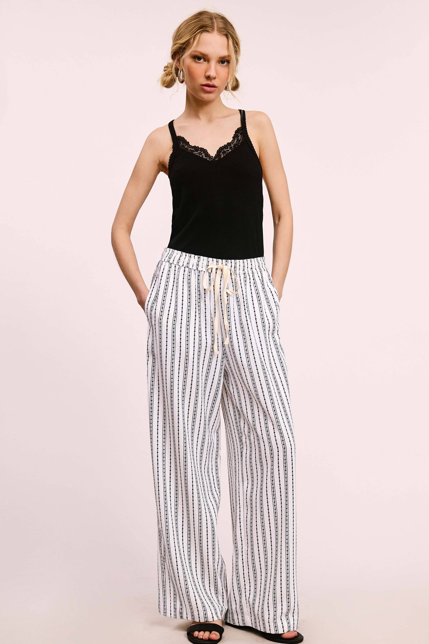 Patterned Design Relaxed Fit Pants With Pockets