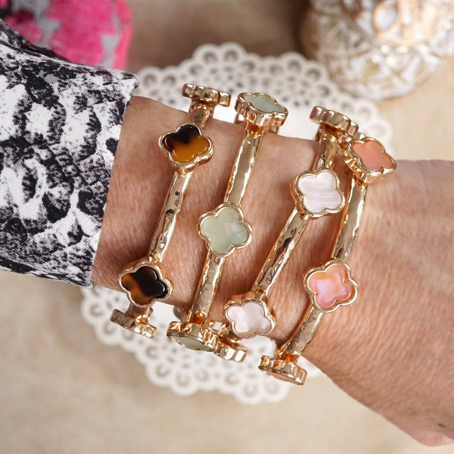 Clover Stretchy Bangle Bracelet – White,