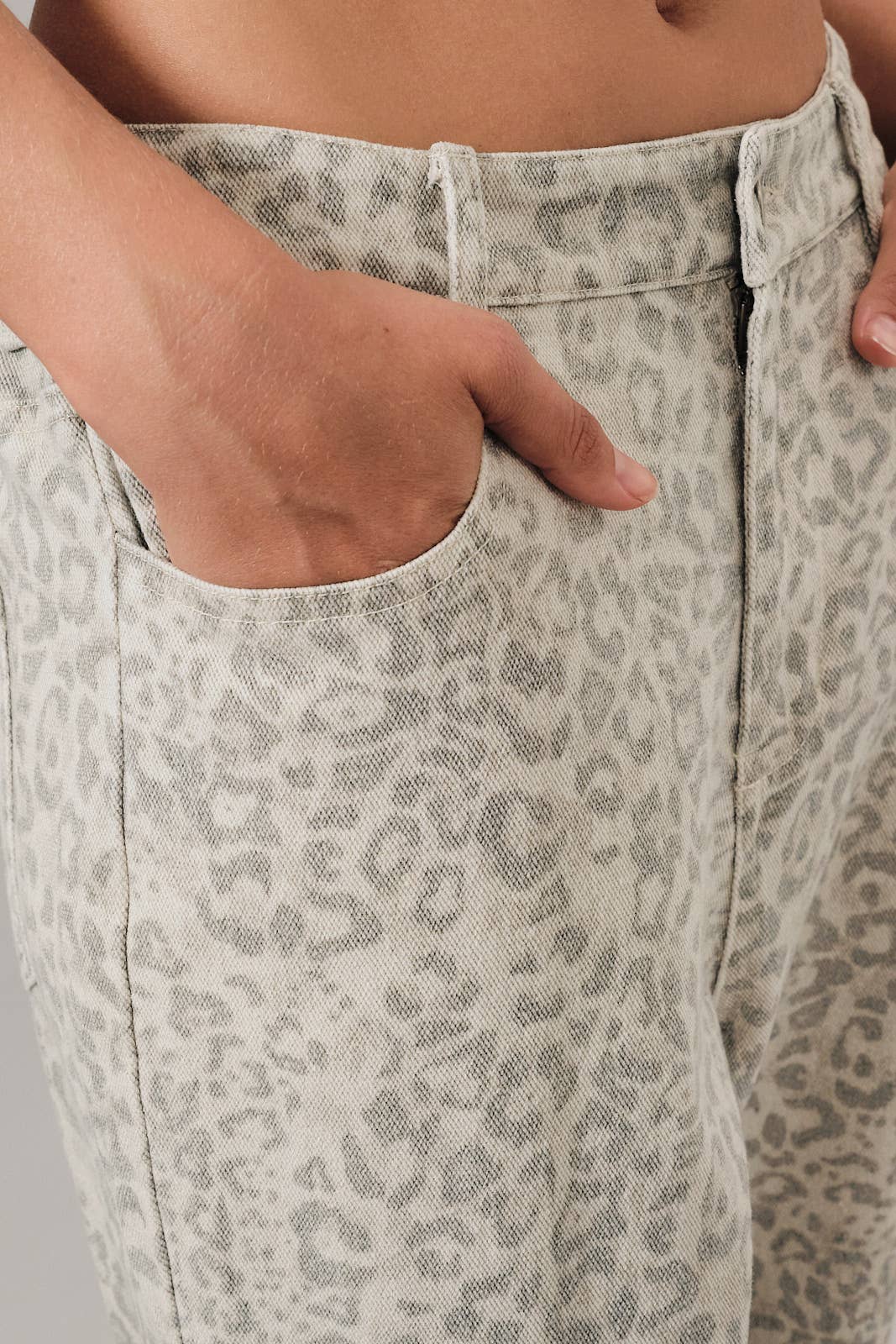 ANIMAL PRINT TWILL PANTS WITH BACK ELASTIC