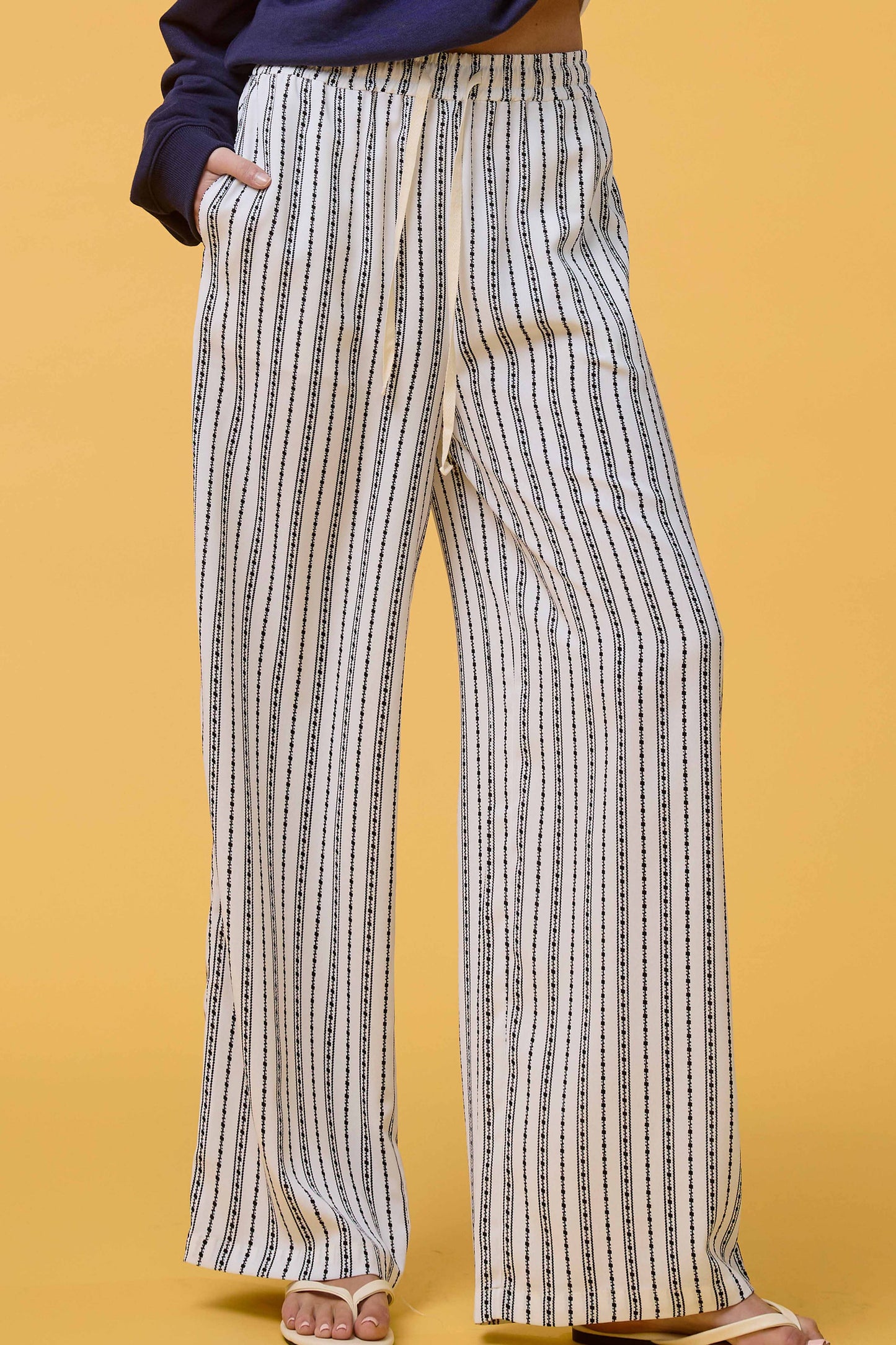 Patterned Design Relaxed Fit Pants With Pockets