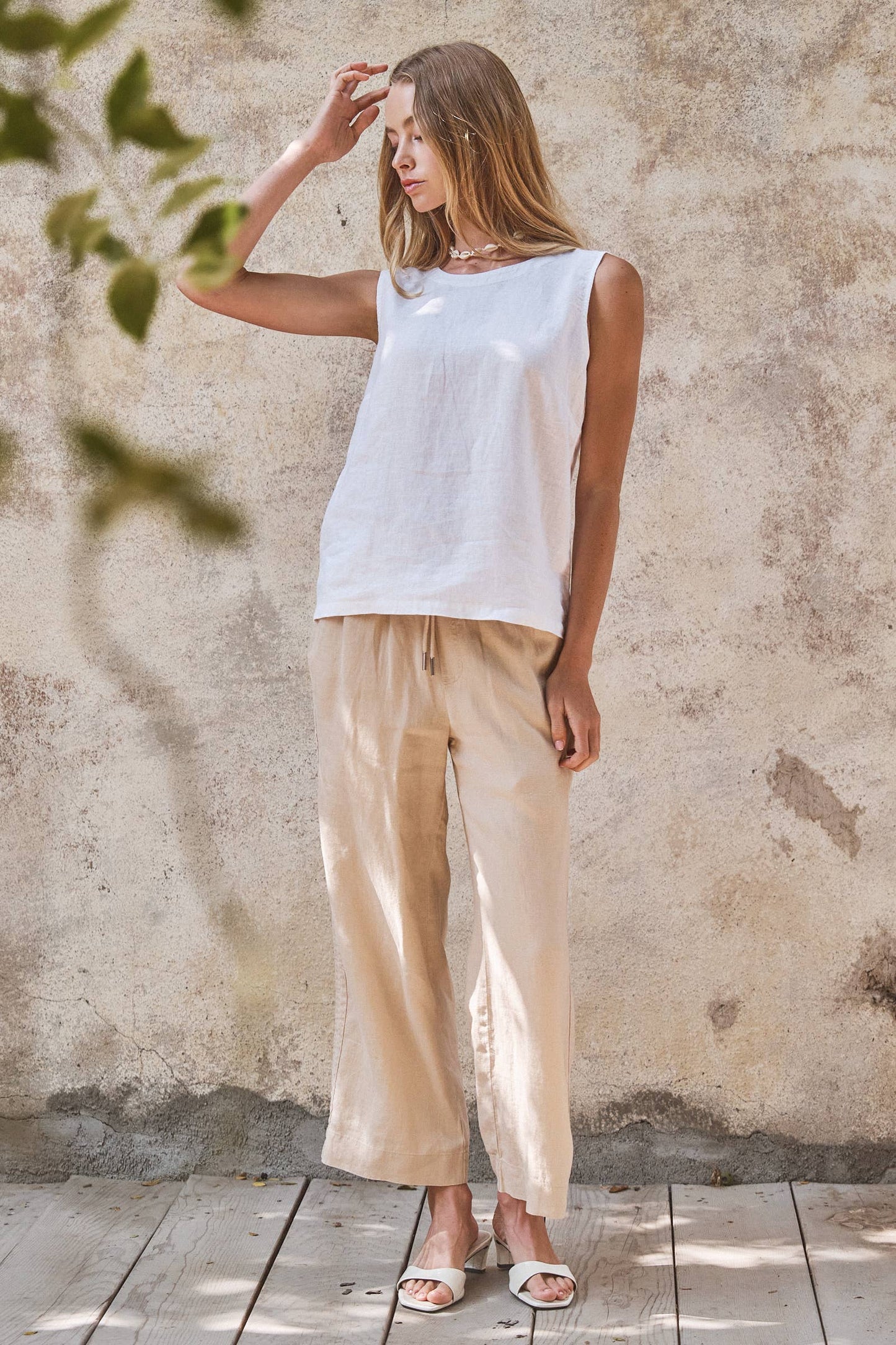 Minimalist Keyhole Back Linen Sleeveless Top