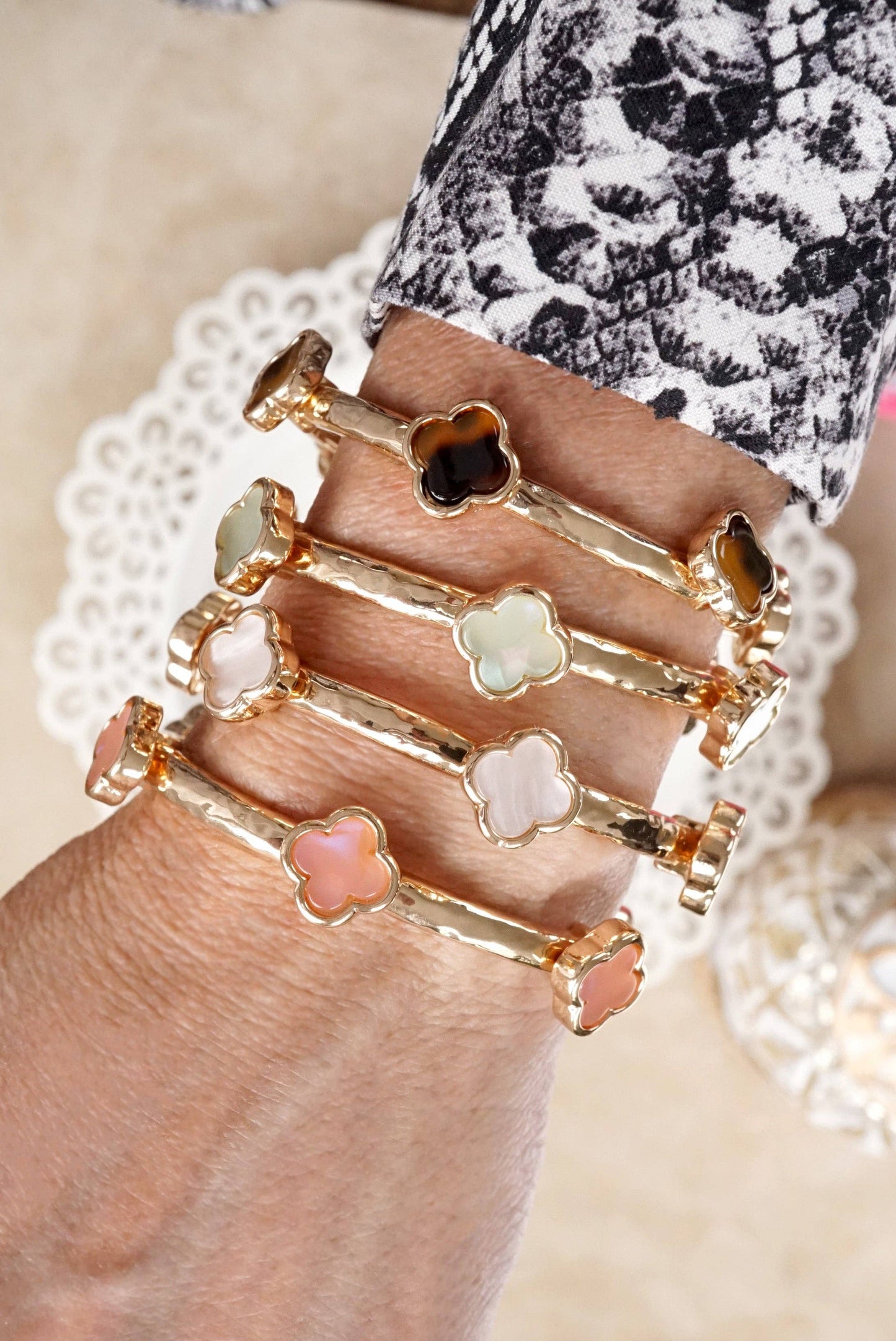 Clover Stretchy Bangle Bracelet – White,
