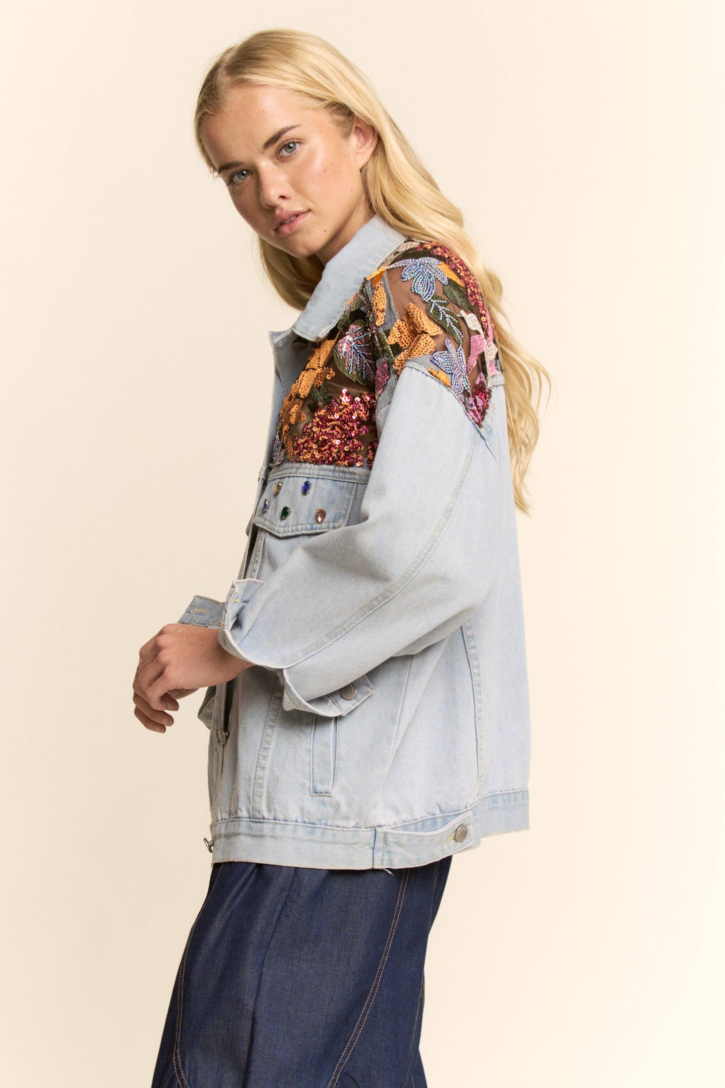 LIGHT WASH DENIM JACKET