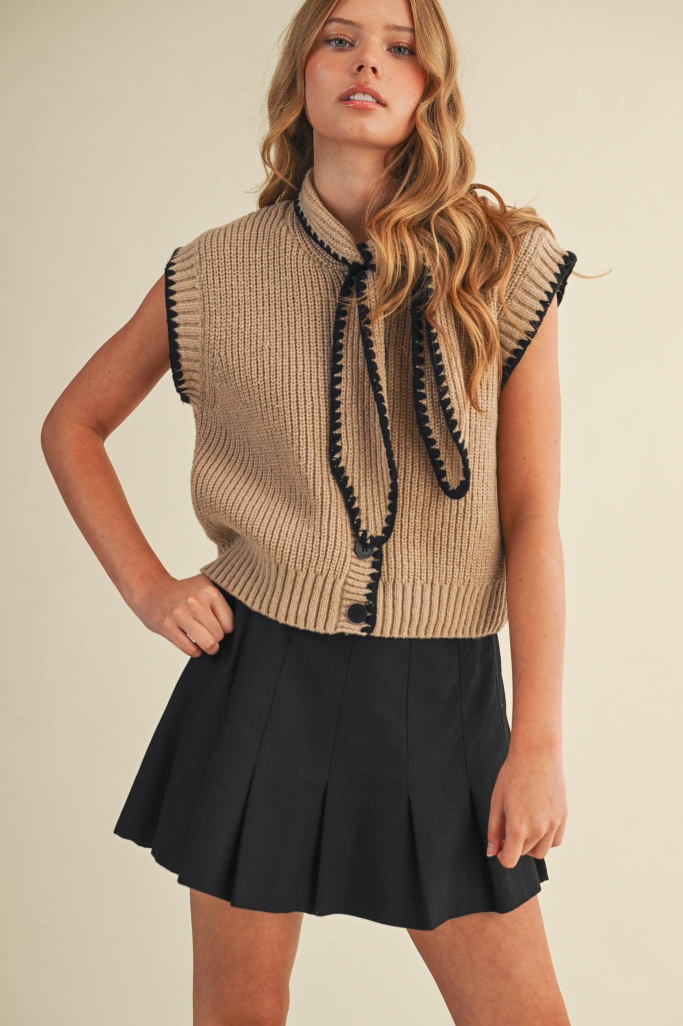 TIE NECK SWEATER VEST WITH CONTRAST BLANKET STITCH MSW11059