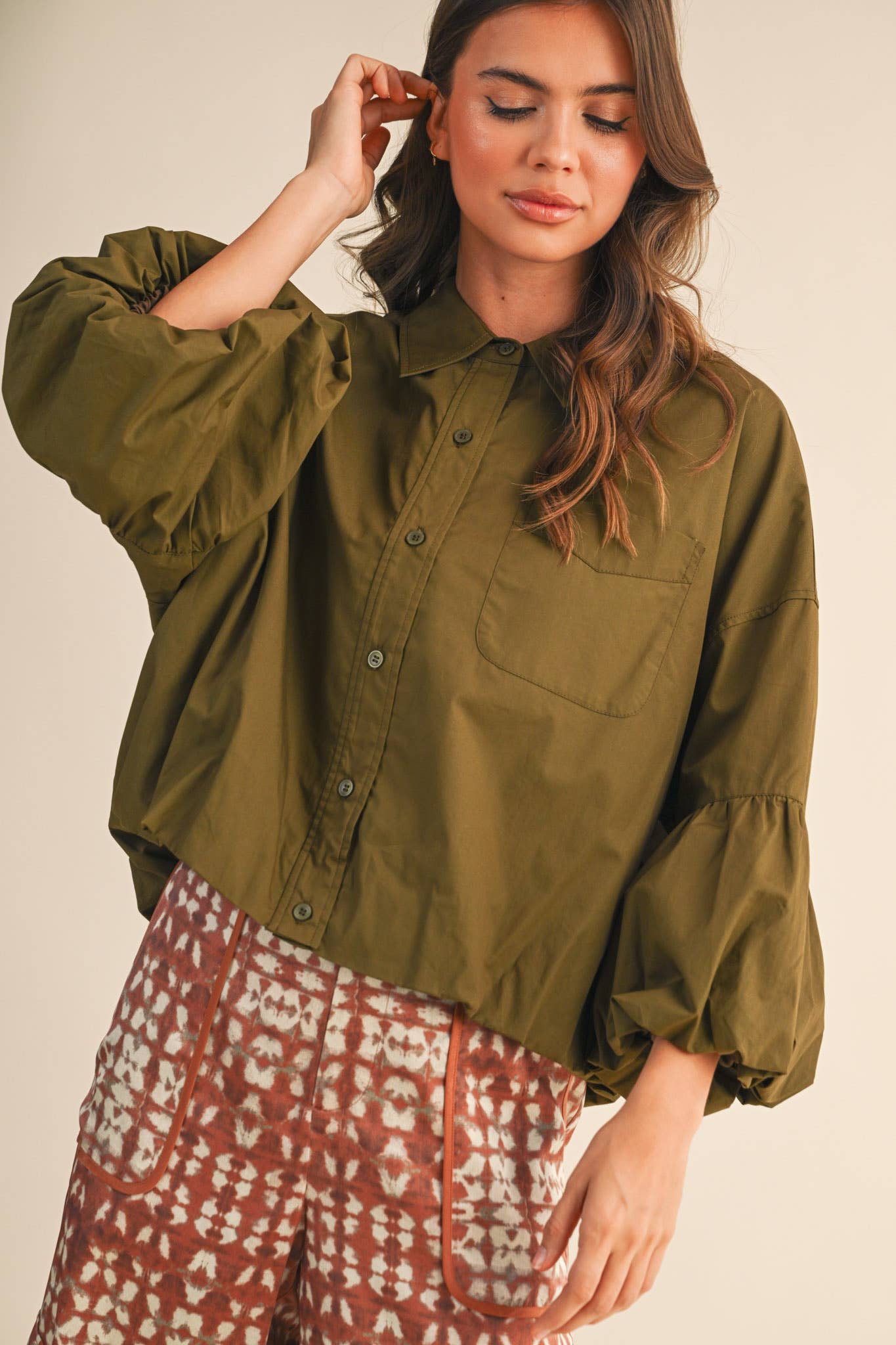 BUTTON DOWN BUBBLE SLEEVE TOP