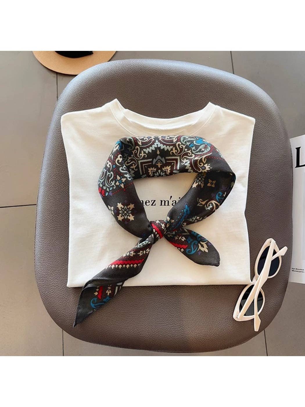 Scarvii - 27'' Retro Print Square Scarf - Classic & Chic