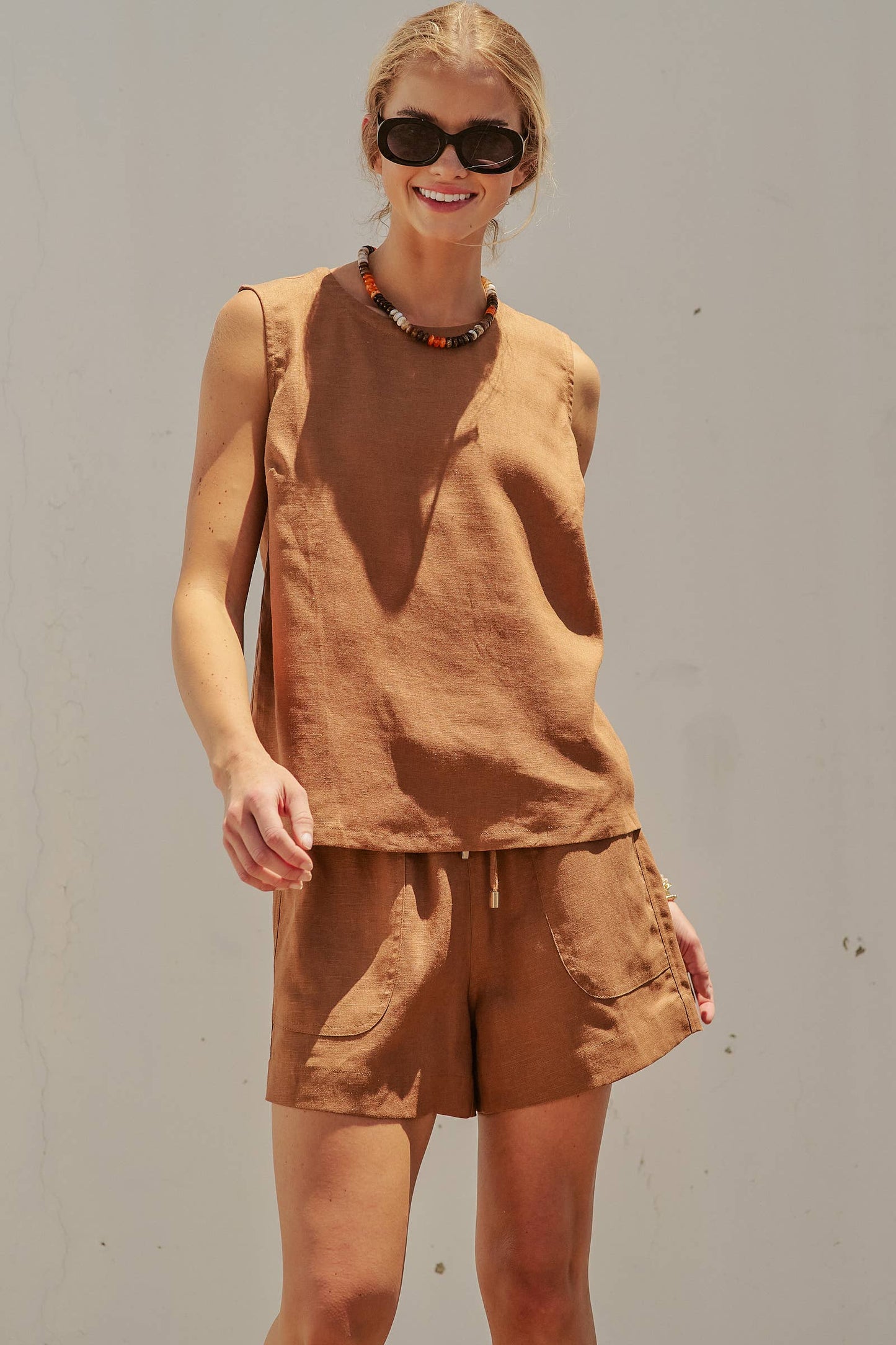 Minimalist Keyhole Back Linen Sleeveless Top