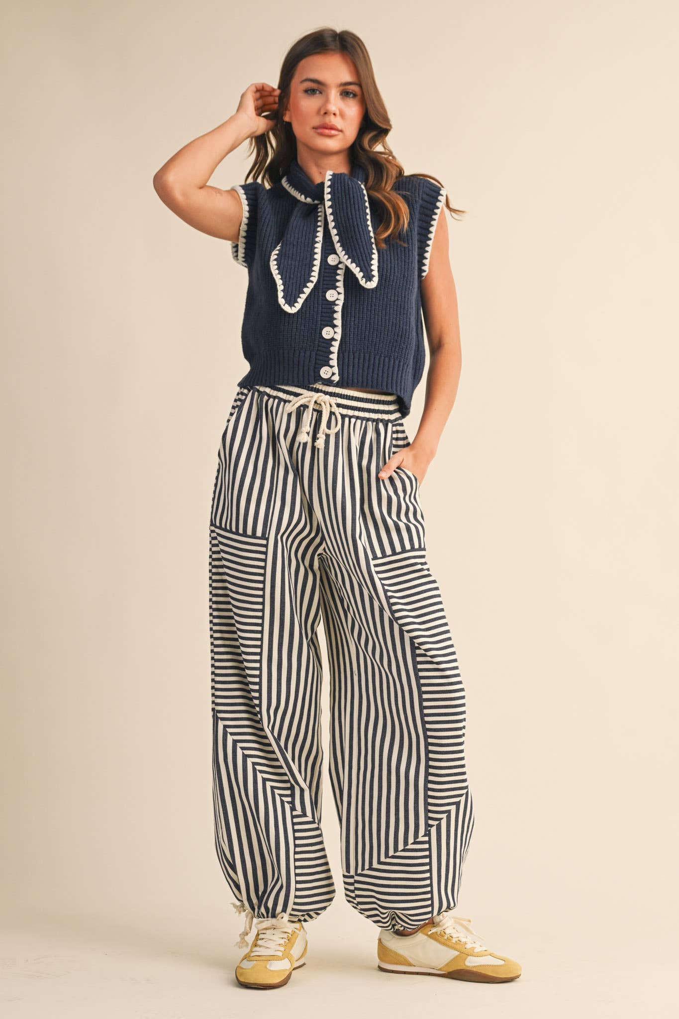 TIE NECK SWEATER VEST WITH CONTRAST BLANKET STITCH MSW11059