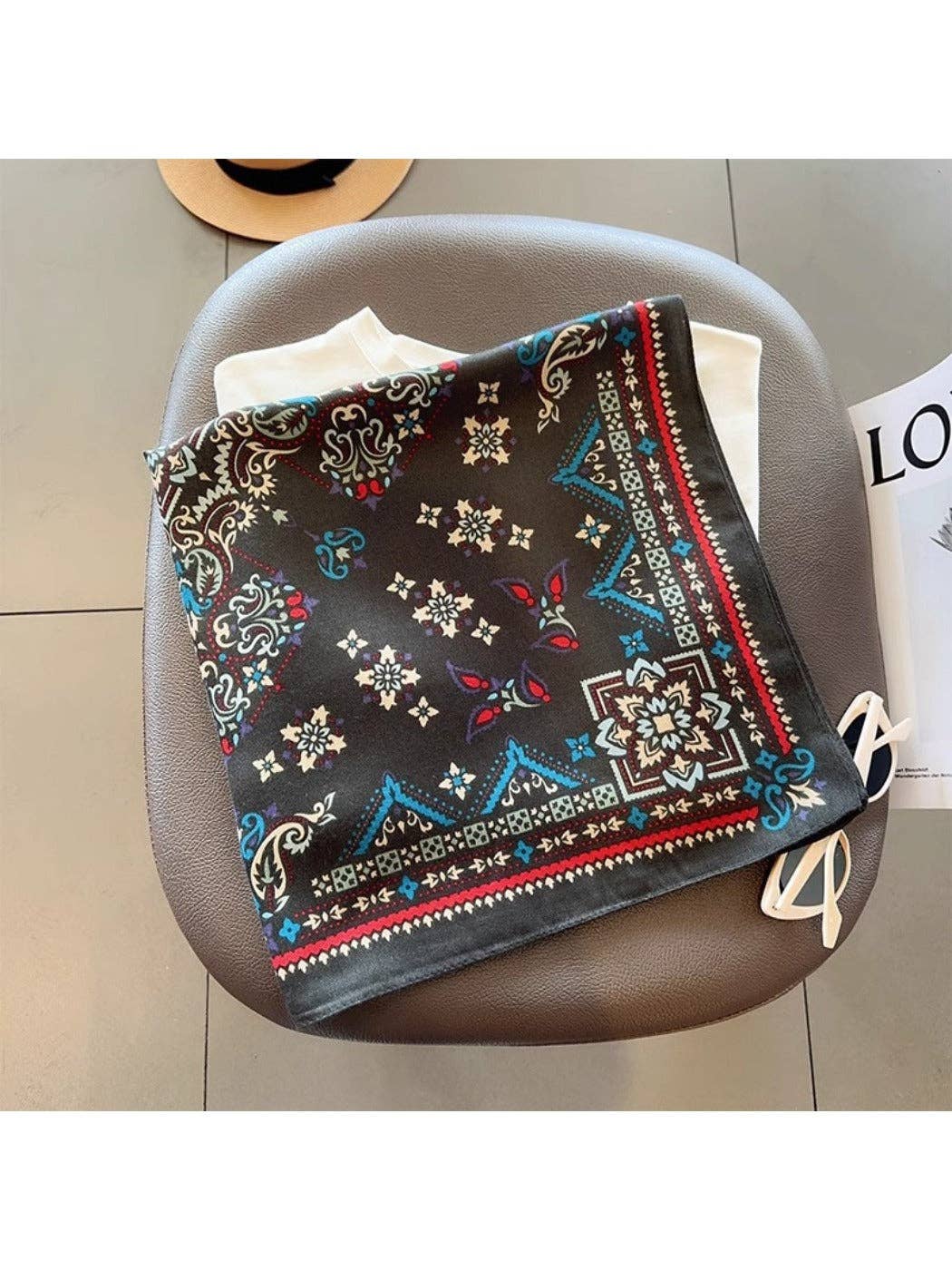 Scarvii - 27'' Retro Print Square Scarf - Classic & Chic