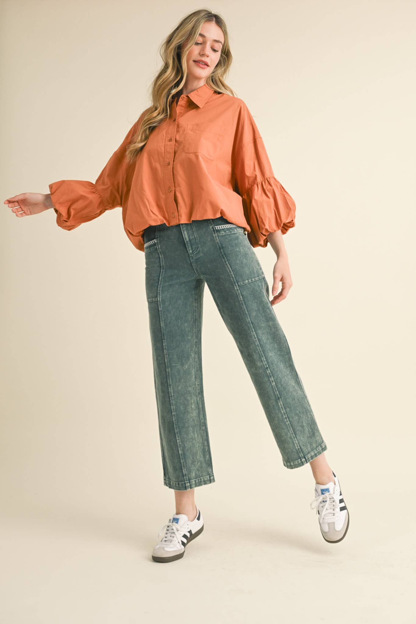 BUTTON DOWN BUBBLE SLEEVE TOP
