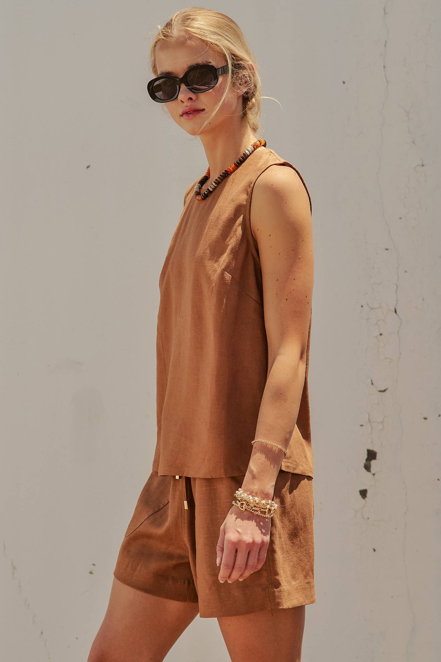 Minimalist Keyhole Back Linen Sleeveless Top