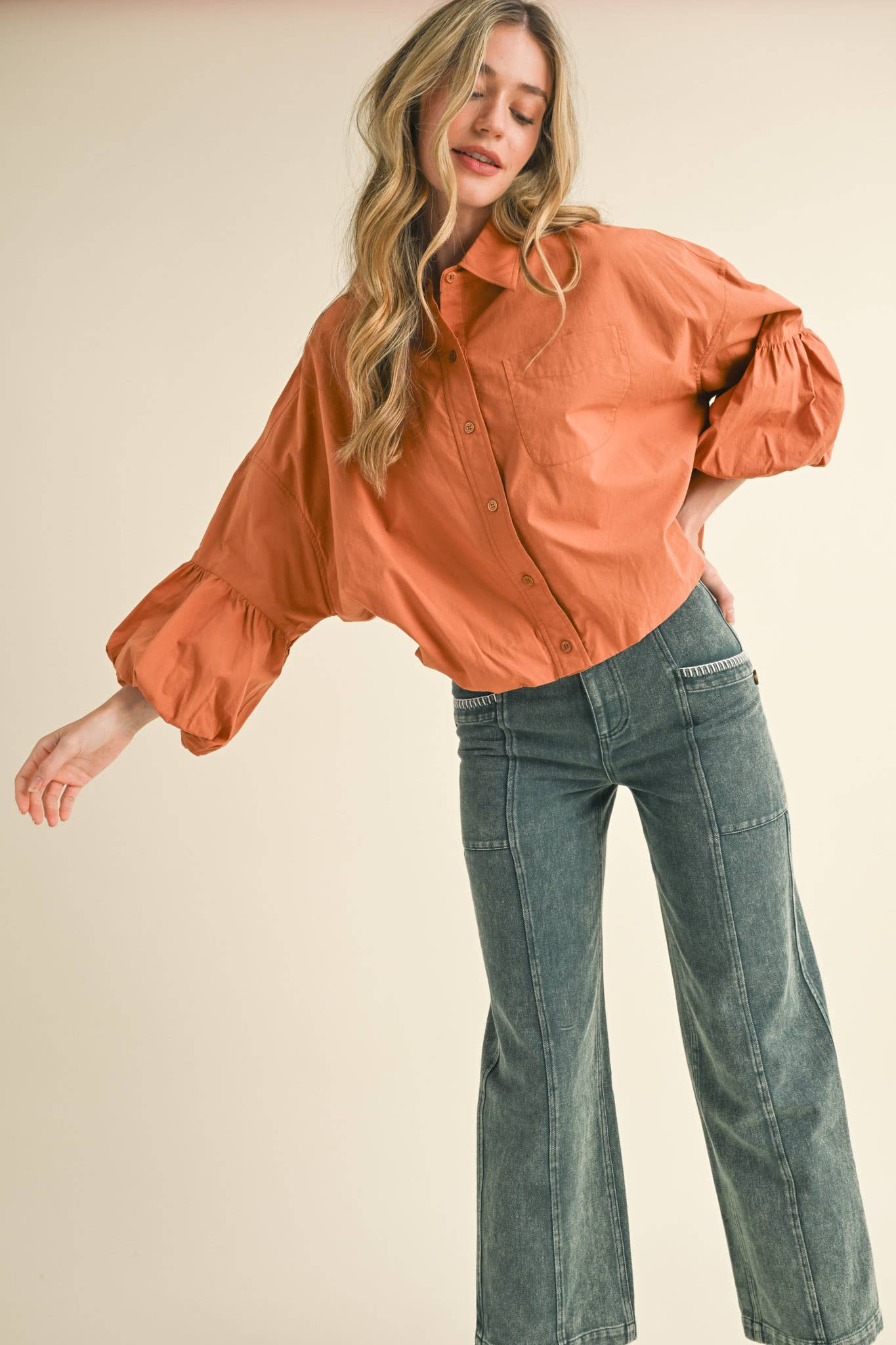 BUTTON DOWN BUBBLE SLEEVE TOP