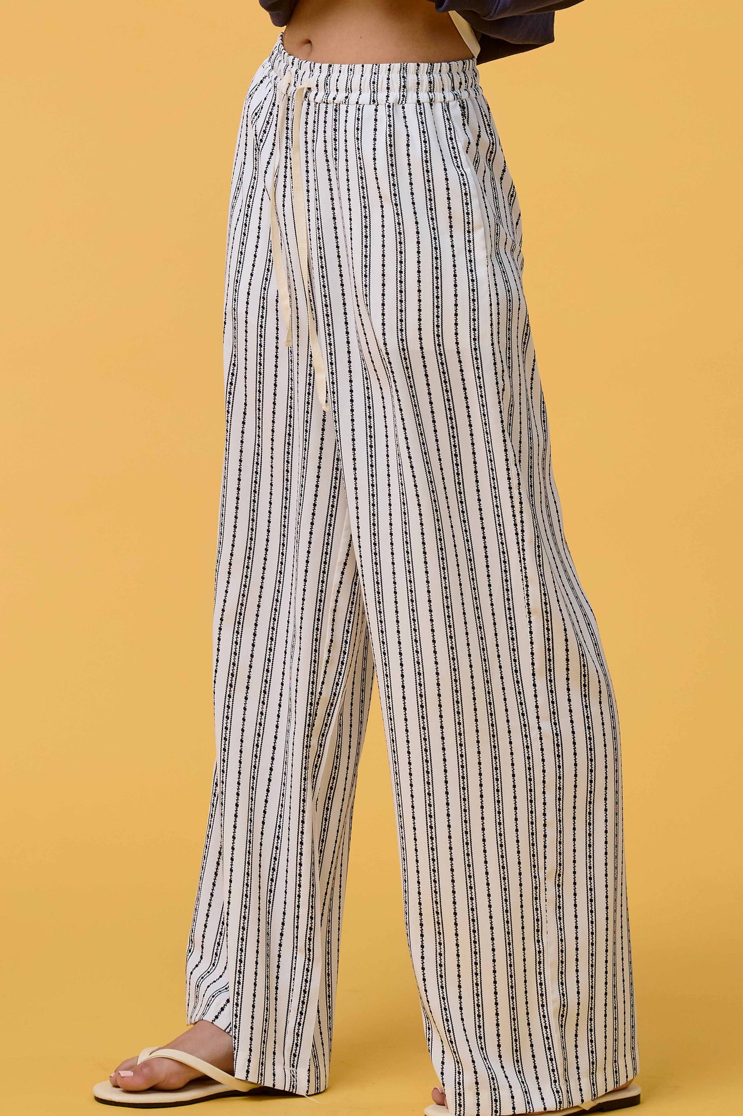 Patterned Design Relaxed Fit Pants With Pockets