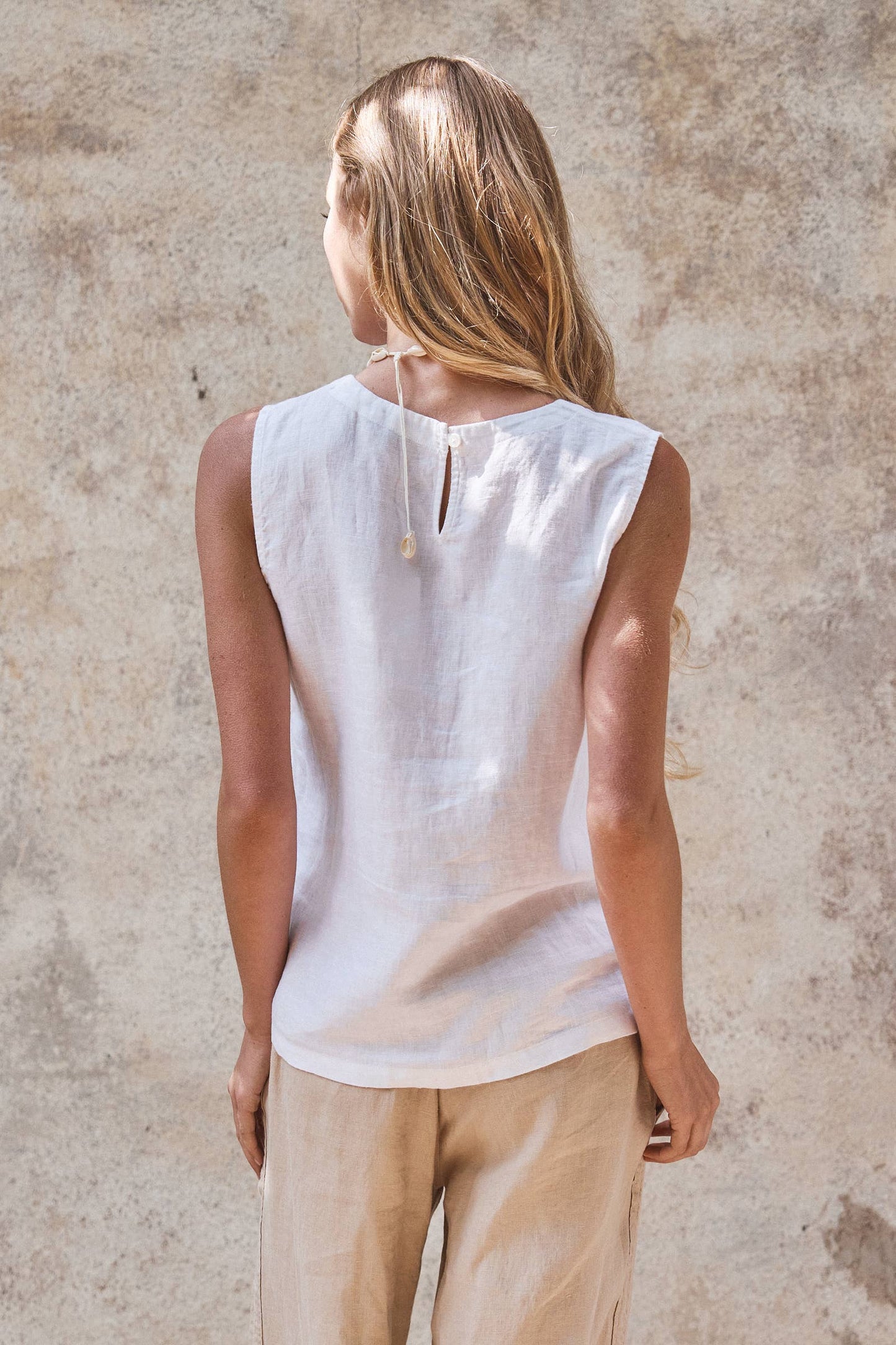 Minimalist Keyhole Back Linen Sleeveless Top