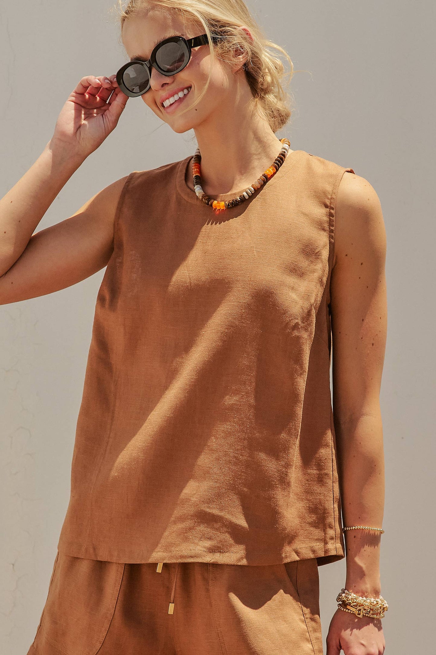 Minimalist Keyhole Back Linen Sleeveless Top